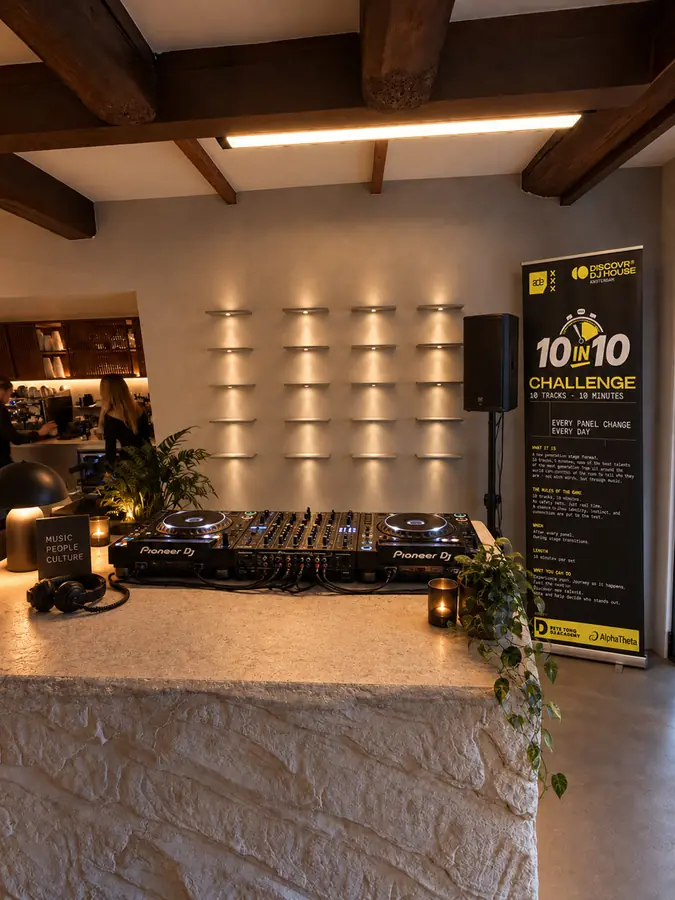 Discovr DJ House